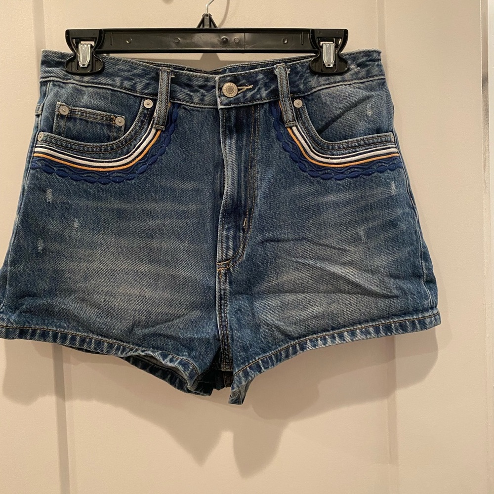 Jean shorts with pocket detail